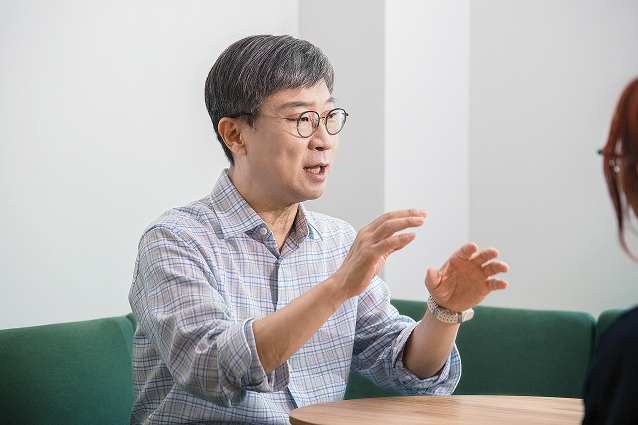 구성원과 마주 앉아 대화하는 이원우 지원자