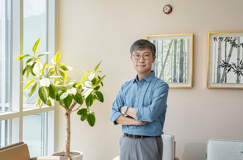 집무실에서 팔짱을 끼고 서 있는 이원우 지원자